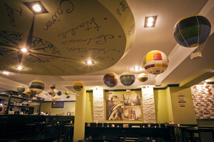 Светильник в виде компаса ресторана Journey Pub в Румынии