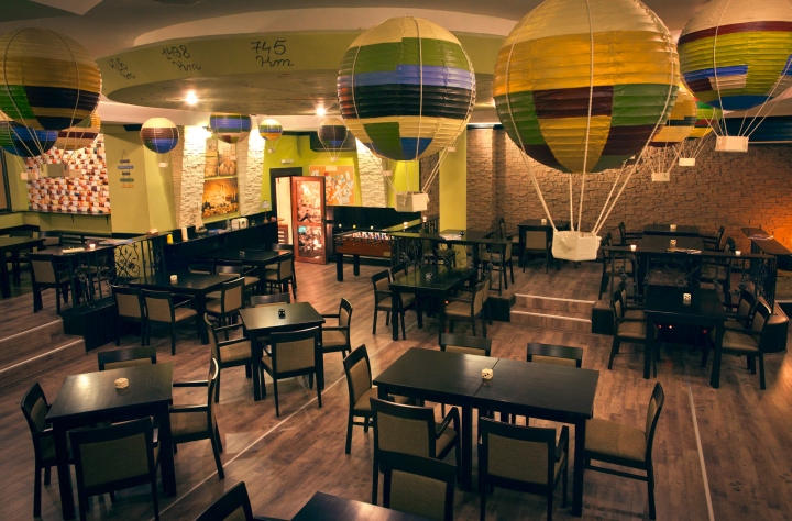 Воздушные шары под потолком ресторана Journey Pub в Румынии