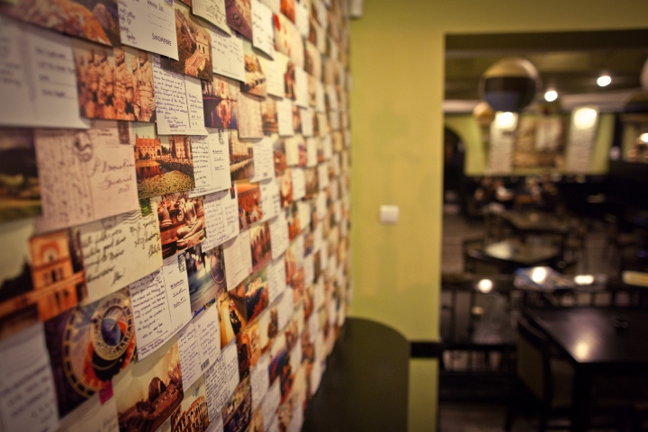 Фотографии на стене ресторана Journey Pub в Румынии