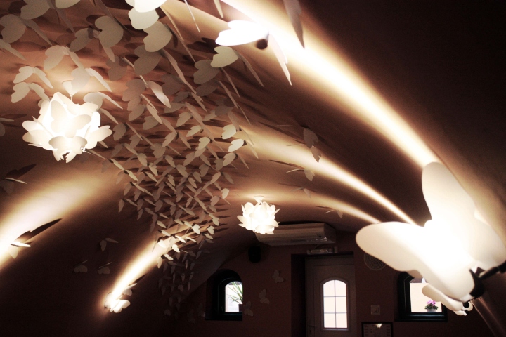 Светильники в виде бабочек ресторана Journey Pub в Румынии