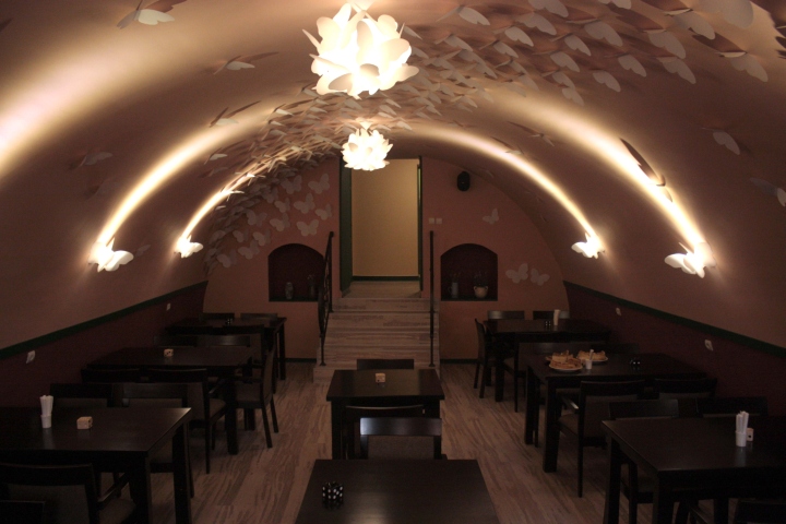 Светильники в виде бабочек ресторана Journey Pub в Румынии