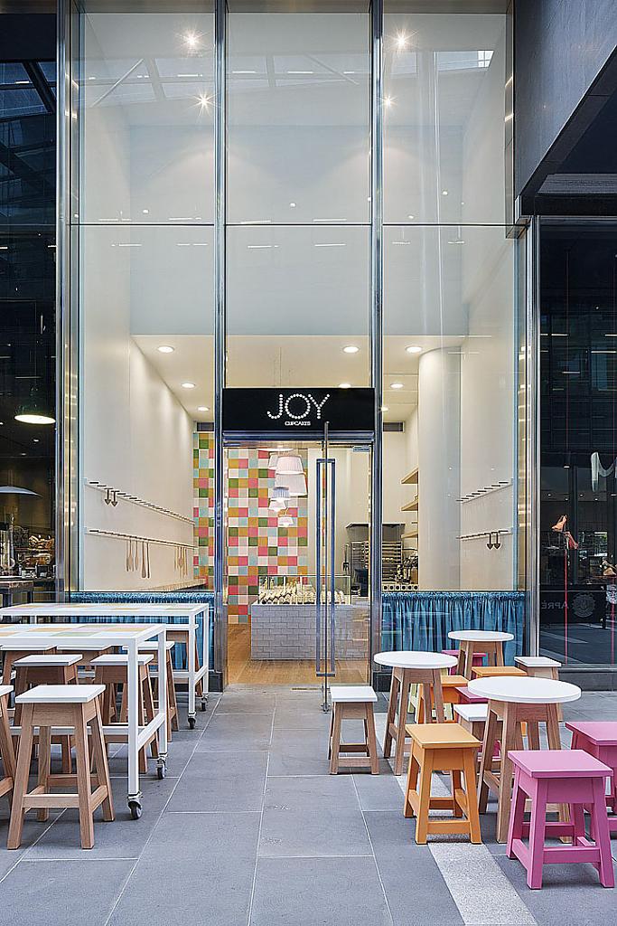 Респектабельный интерьер кафе Joy Cupcakes