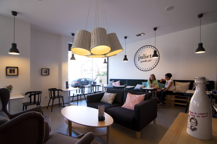 Уютные диваны в кафе Julieta Pan в Испании