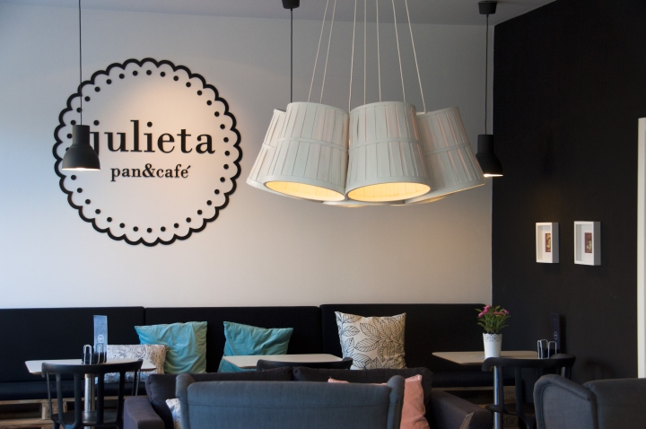 Лампа с необычным плафоном в кафе Julieta Pan в Испании