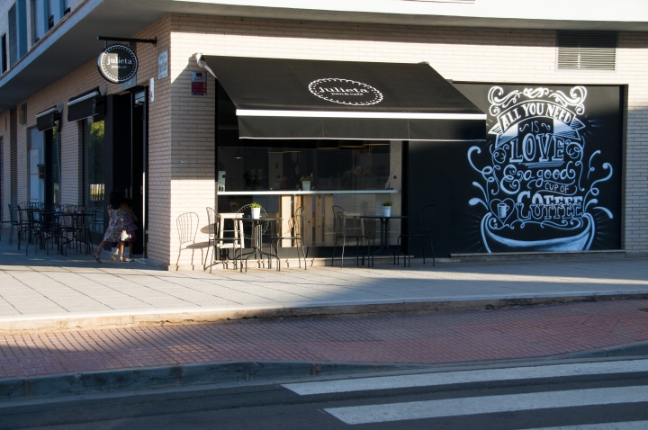Фасад здания кафе Julieta Pan в Испании