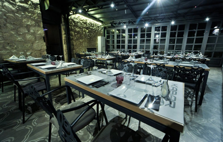 Роскошный интерьер бар-ресторана Kabar в Афинах, Греция
