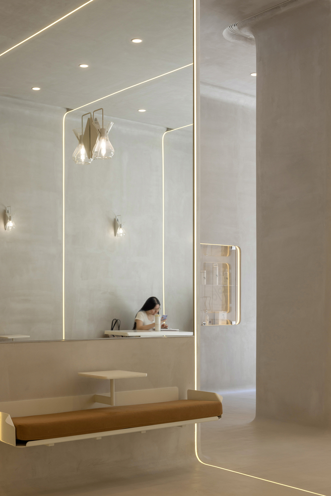 кафе Arabica лавочка со столиком