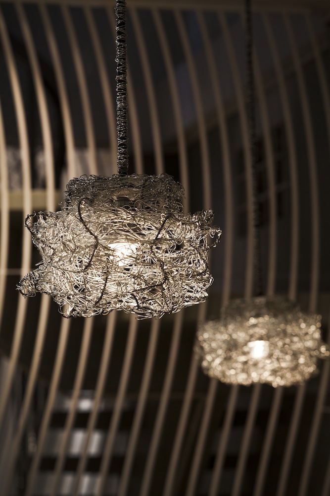 Необычные подвесные светильники в кафе-баре