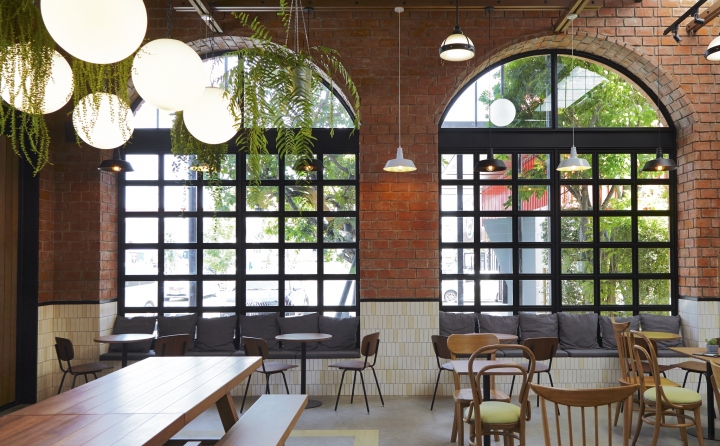 Большие арочные окна в кафе с кирпичным декором