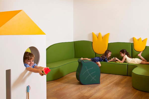 Уютный интерьер игровой комнаты для малышей