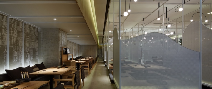 Тёмно-коричневые диваны в светлом интерьере ресторана