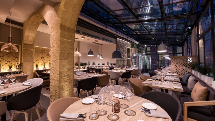 Классический интерьер ресторана Côté Cour во Франции: сочетание классической и современной стилистики