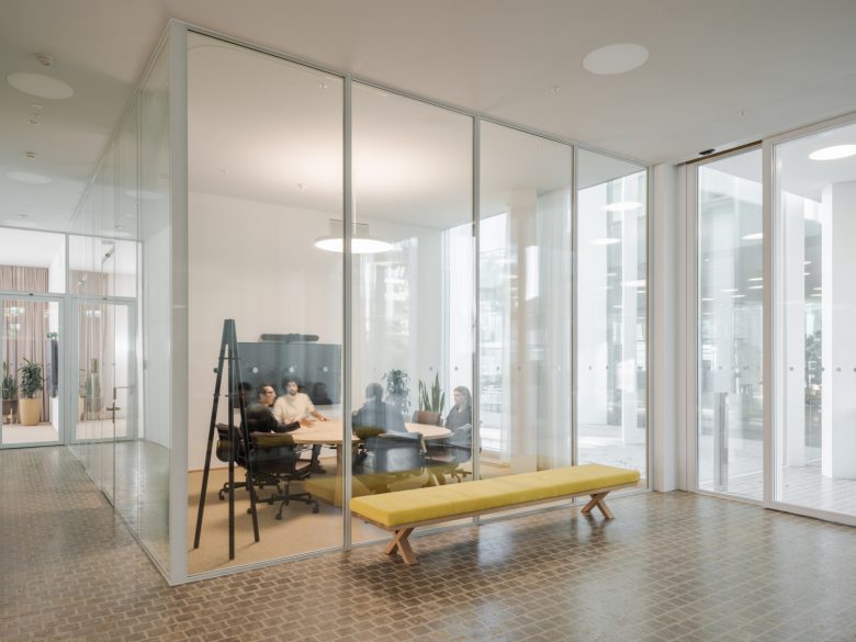 комната переговоров со стеклянными стенами Helvetia