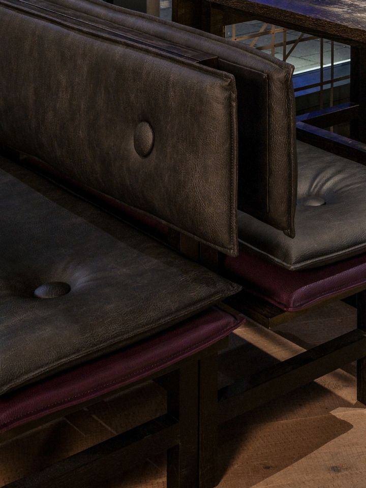 Кожаные подушки на сидениях в интерьере ресторана