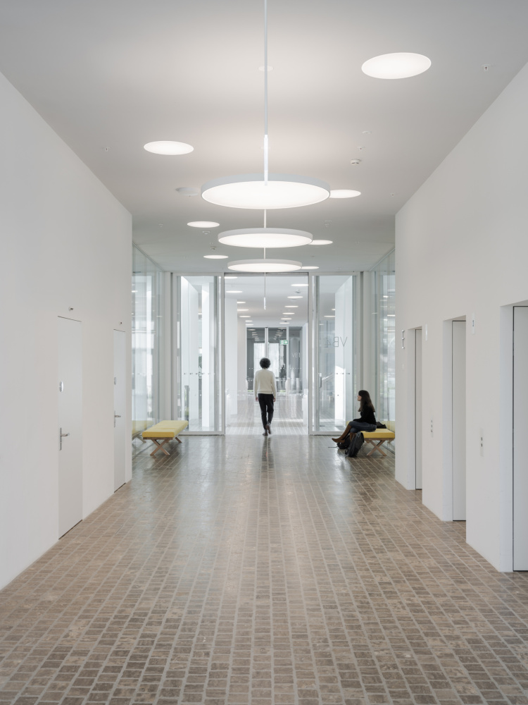 коридор со стеклянными перегородками Helvetia