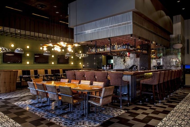 Красивый интерьер ресторана King George: квадратная барная стойка в центре