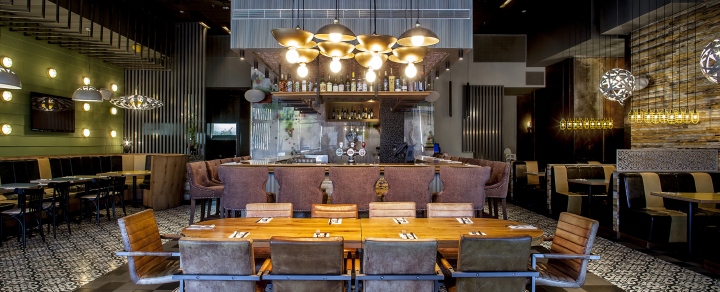 Красивый интерьер ресторана King George: подсветка над столами