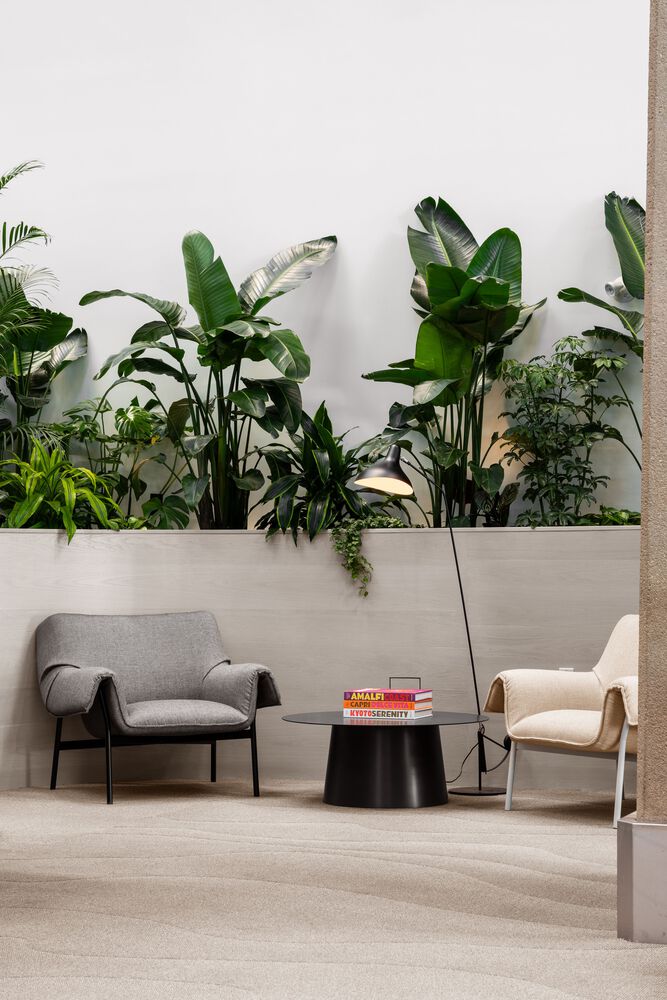 кресла белое и серое Aspire Westjet Lounge