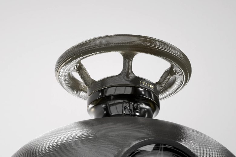 крышка на серой бутылке 9¾ by Constantin Bolimond