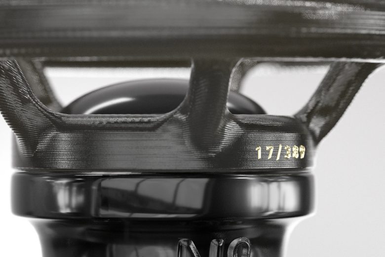 крышка на серой бутылке вблизи 9¾ by Constantin Bolimond