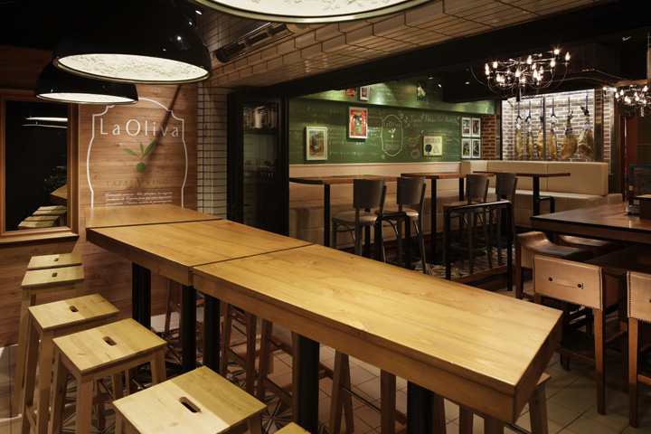 Деревянная мебель ресторана La Oliva Spanish в Токио