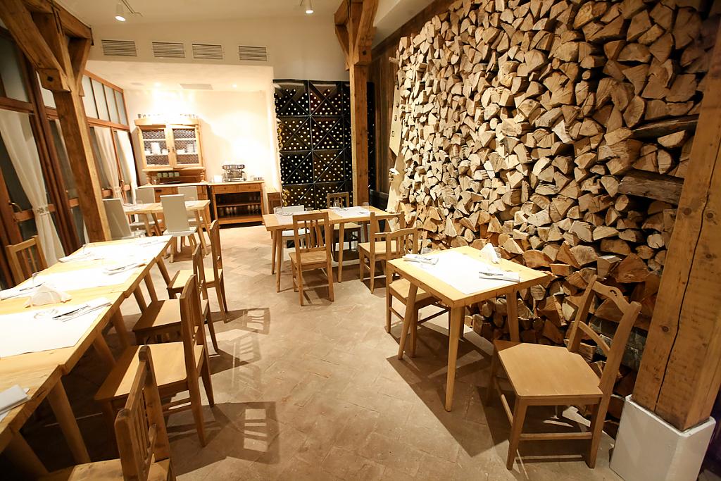 Деревянная отделка зала ресторана Lacrimi si Sfinti