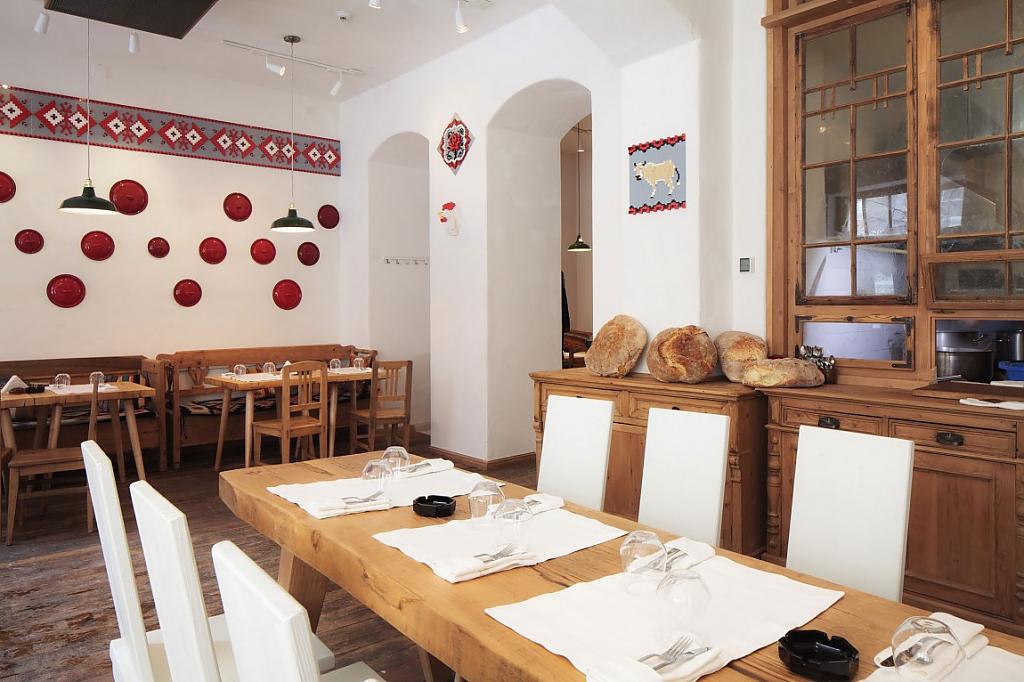 Сервированные столы ресторана Lacrimi si sfinti
