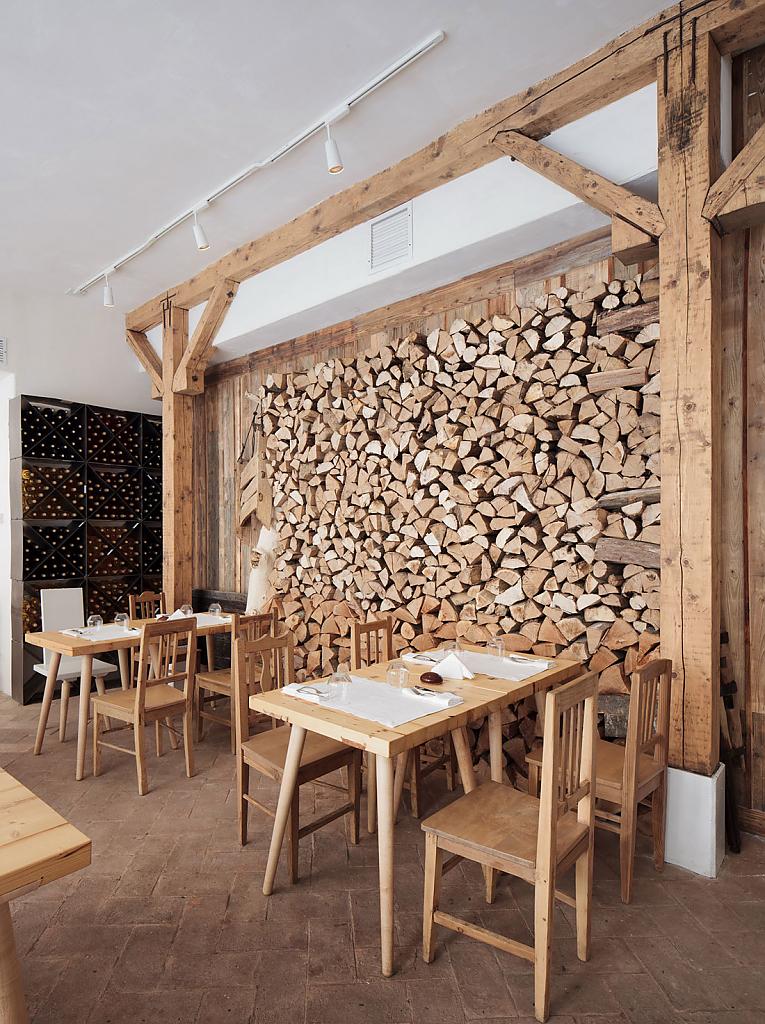 Деревянные брусья в декоре стен ресторана Lacrimi si sfinti