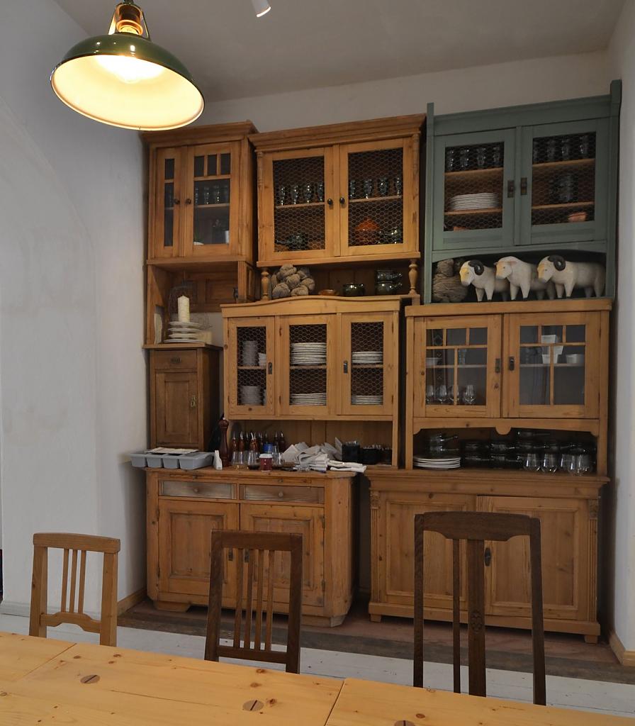 Деревянный шкаф с посудой в ресторане Lacrimi si sfinti