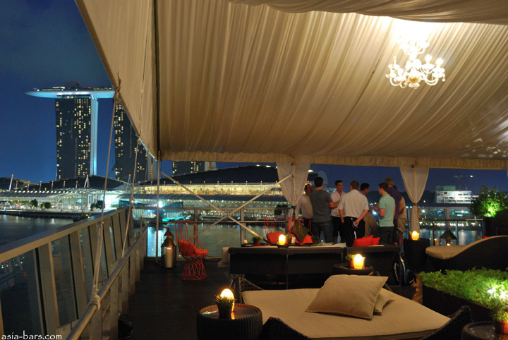Удивительный интерьер бара Lantern Bar в Сингапуре