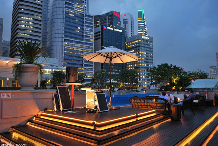 Оригинальный интерьер бара Lantern Bar в Сингапуре
