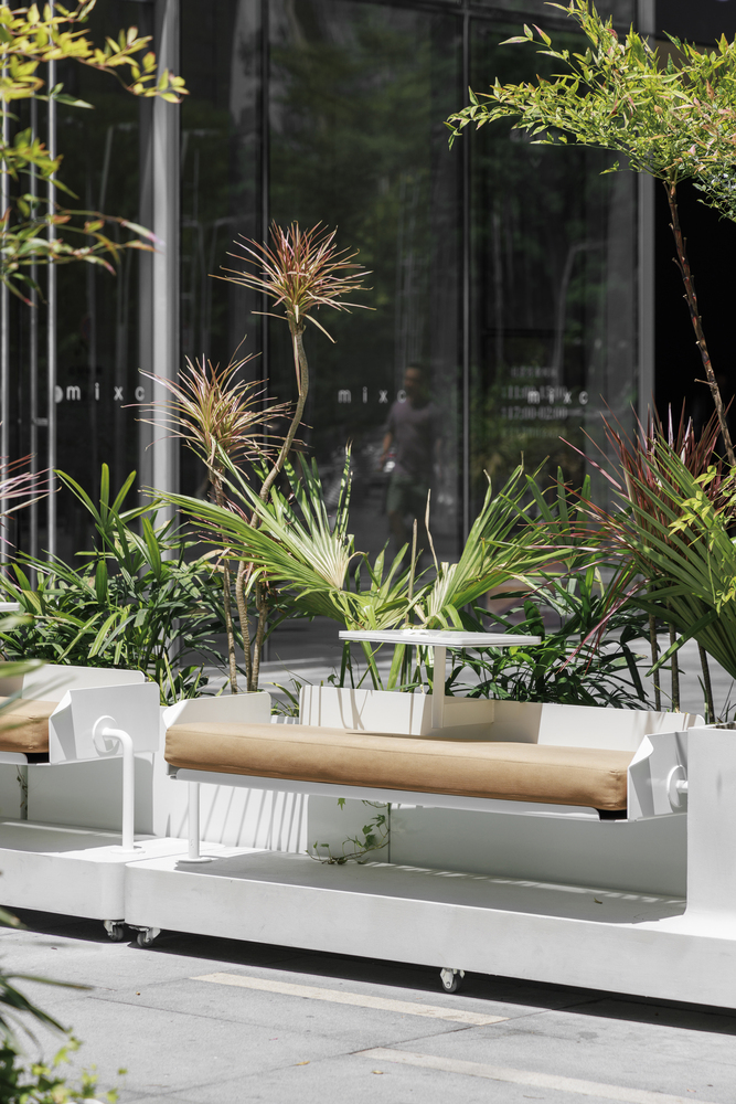 лавочки и столик у окна Arabica