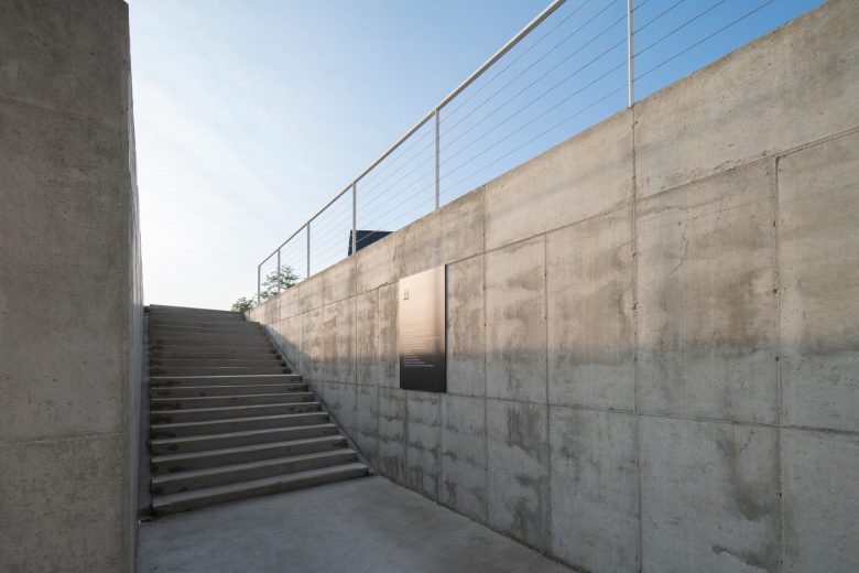 лестница May Day Cafe