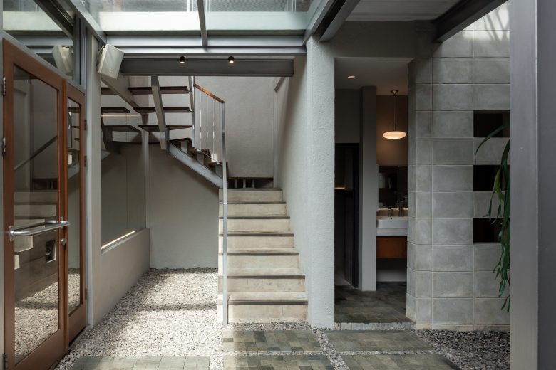 лестница на второй этаж Hibrew Coffee and Cuisine