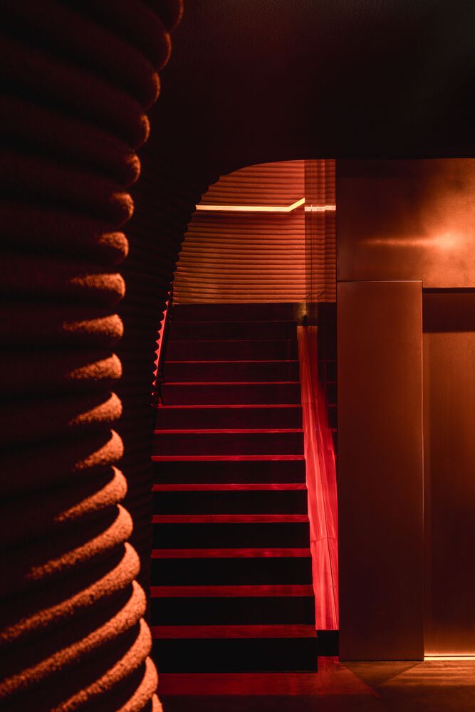 лестница на второй этаж MYATA Platinum Lounge and Restaurant