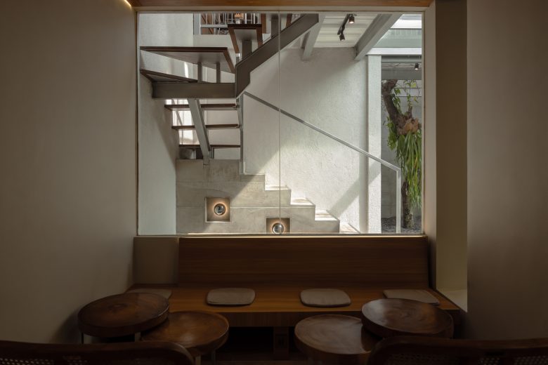 лестница вдалеке Hibrew Coffee and Cuisine