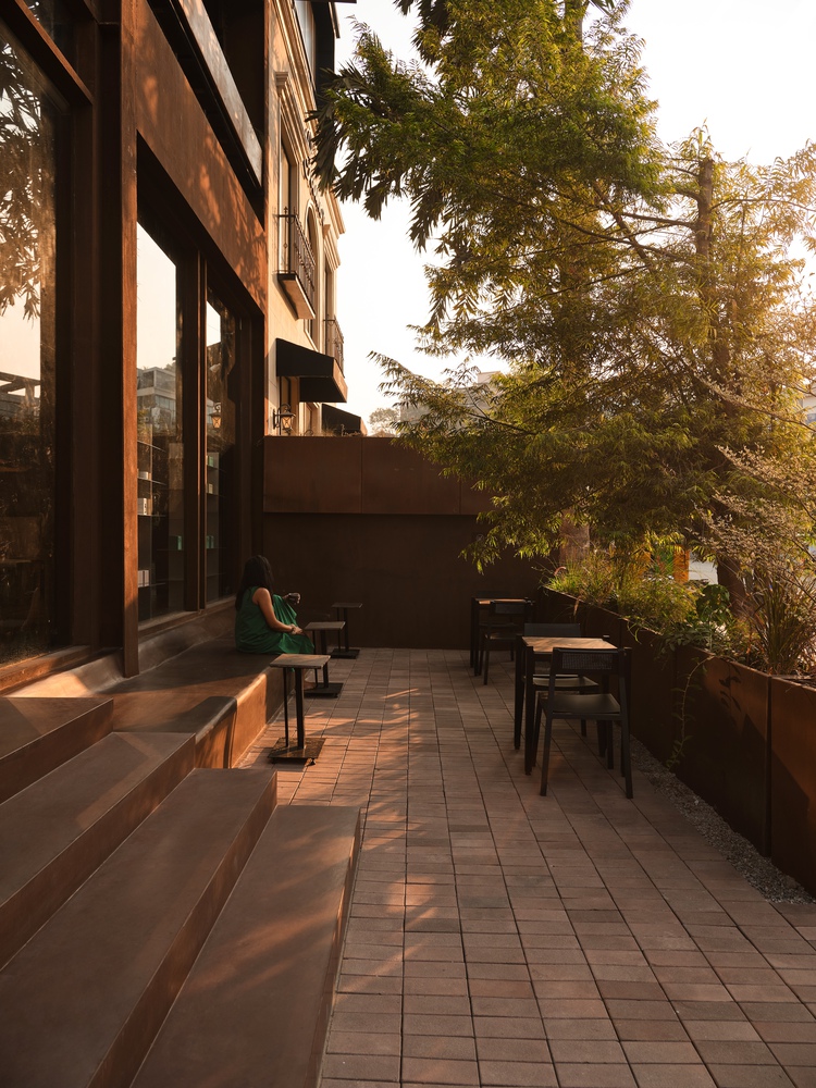 летняя терраса со столиками True Black вид со стороны