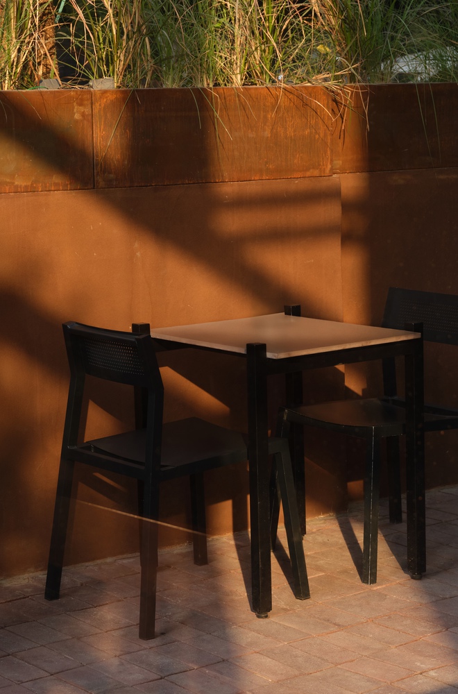 летняя терраса со столиком и стульями True Black вид