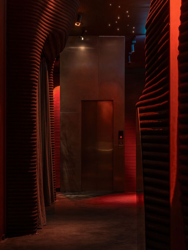 лифтовая зона MYATA Platinum Lounge and Restaurant