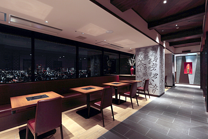 Современный интерьер ресторана Little Sheep Hot Pot от студии ZYCC Corporation в Осаке