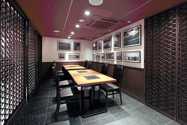 Тёплый интерьер ресторана Little Sheep Hot Pot от студии ZYCC Corporation в Осаке