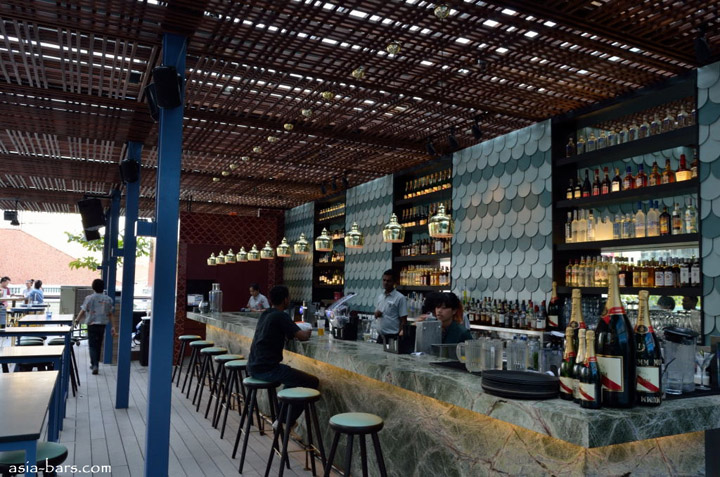 Современный интерьер бара Loof bar в Сингапуре