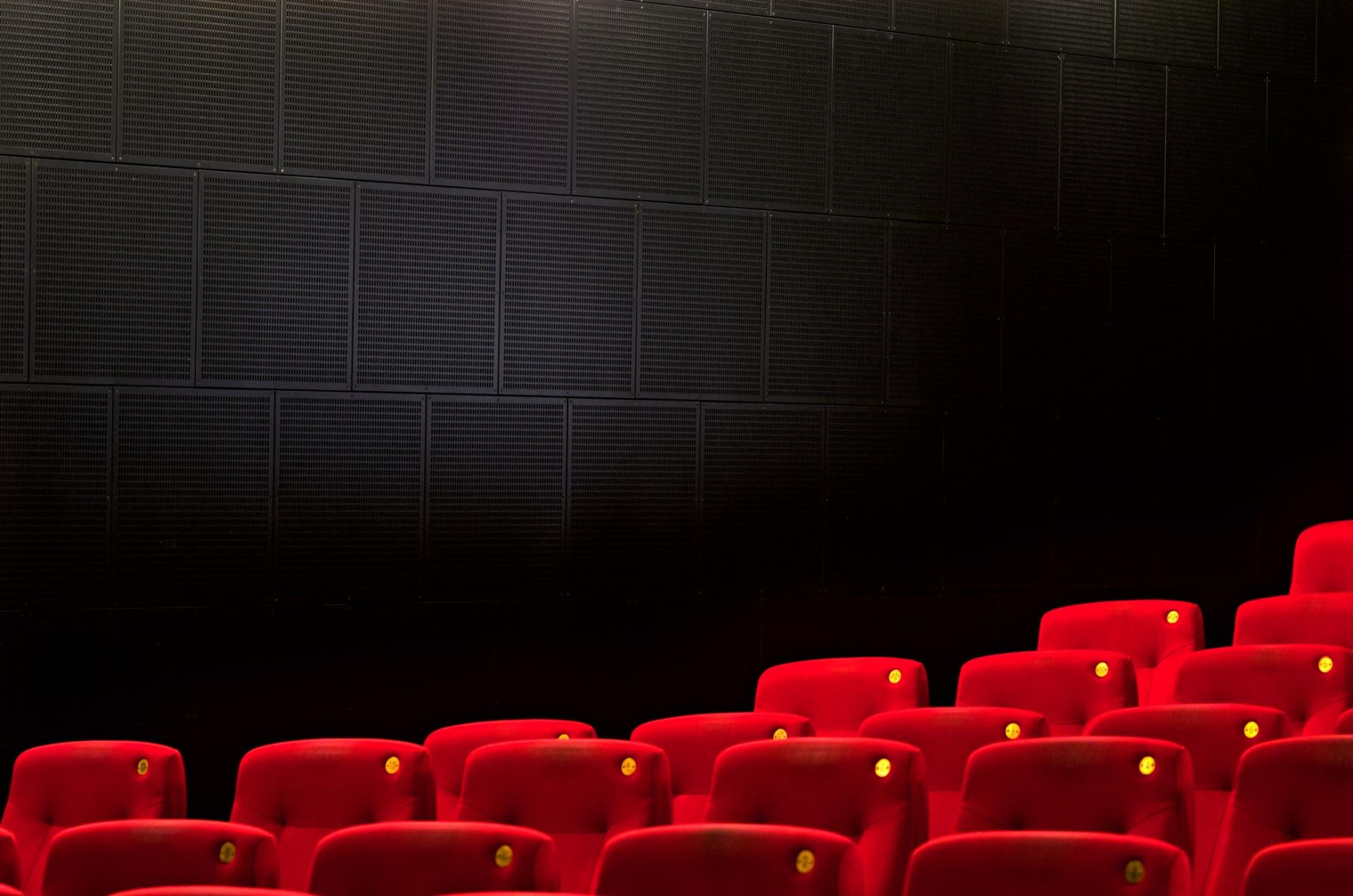 Красные кресла в кинотеатре Amfipanel 