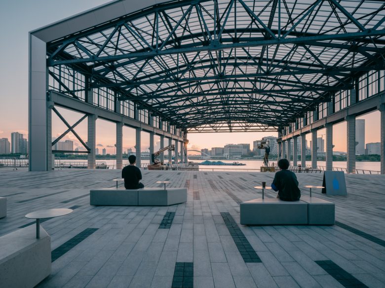 маленькие столики на улице Blue Bottle Coffee at West Bund