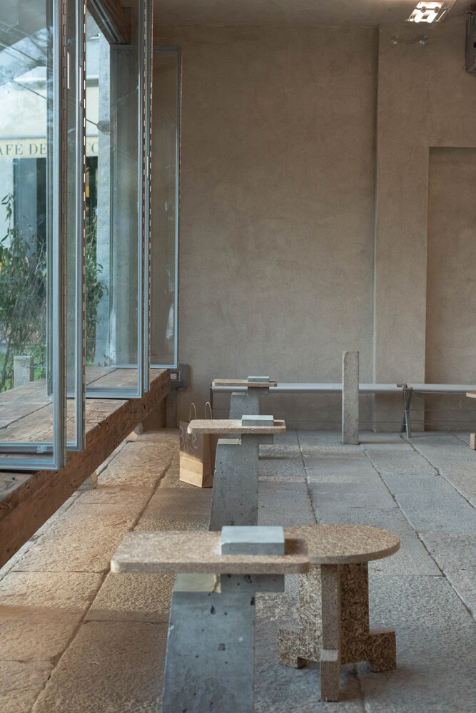 маленькие столики у окна MSLAN corner