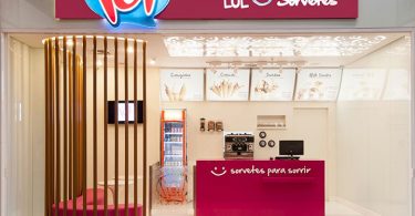 Смелый дизайн маленького магазина мороженого LOL