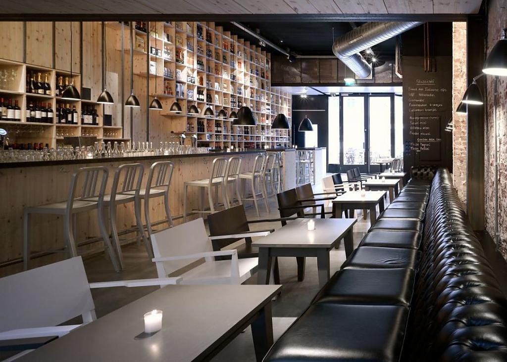 Обеденные столики ресторана Mazzo от Concrete Architecture Associates