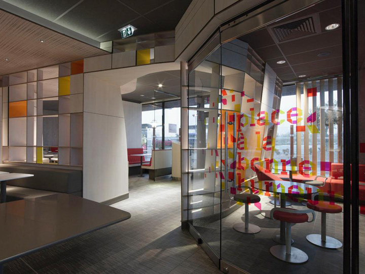 Современный интерьер ресторана McDonald’s во Франции
