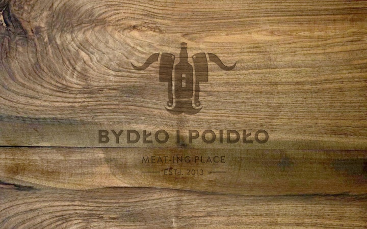 Эмблема на столе в ресторане BYDLO i POWIDLO в Варшаве