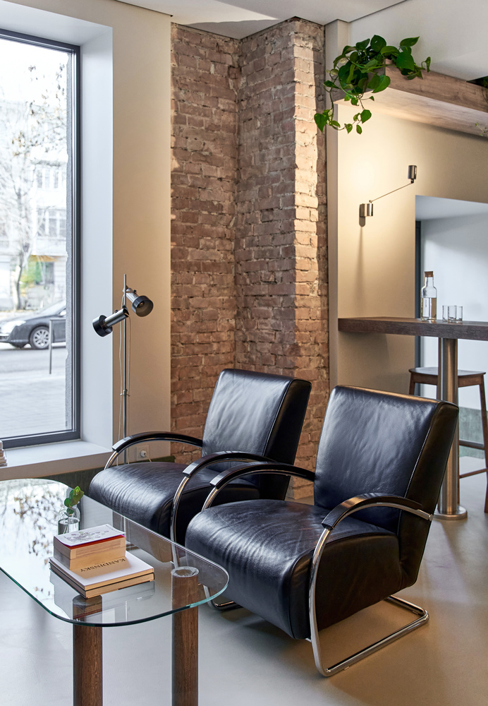 мягкие кресла и столик у окна кафе Acacia